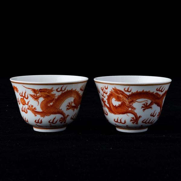 Coppia di piccole ciotole in porcellana con decoro di draghi tra le nuvole nei toni dell'arancio, Cina, Dinastia Qing, XIX secolo