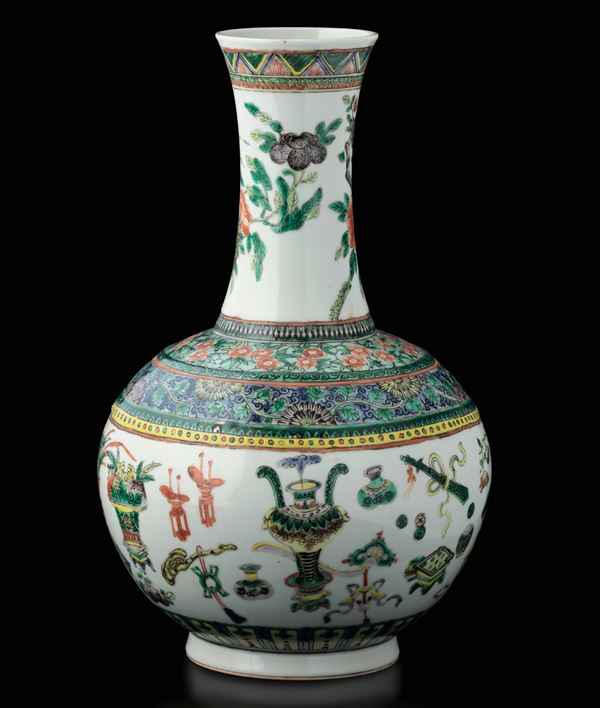 Vaso a bottiglia in porcellana nei toni della Famiglia Verde con decorazione a registri sovrapposti con soggetti naturalistici e motivi floreali, Cina, Dinastia Qing, epoca Guangxu (1875-1908)