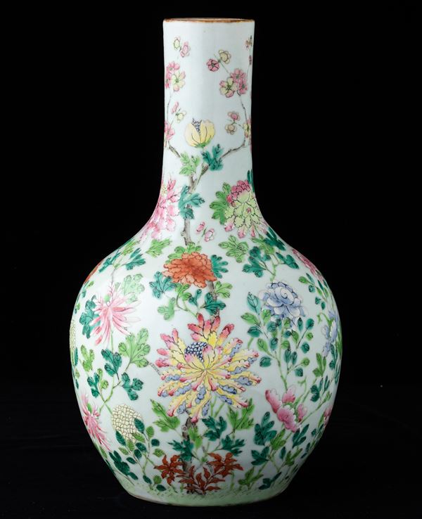 Vaso a bottiglia in porcellana con decoro di peonie in fiore e pipistrelli, Cina, Dinastia Qing, XIX secolo