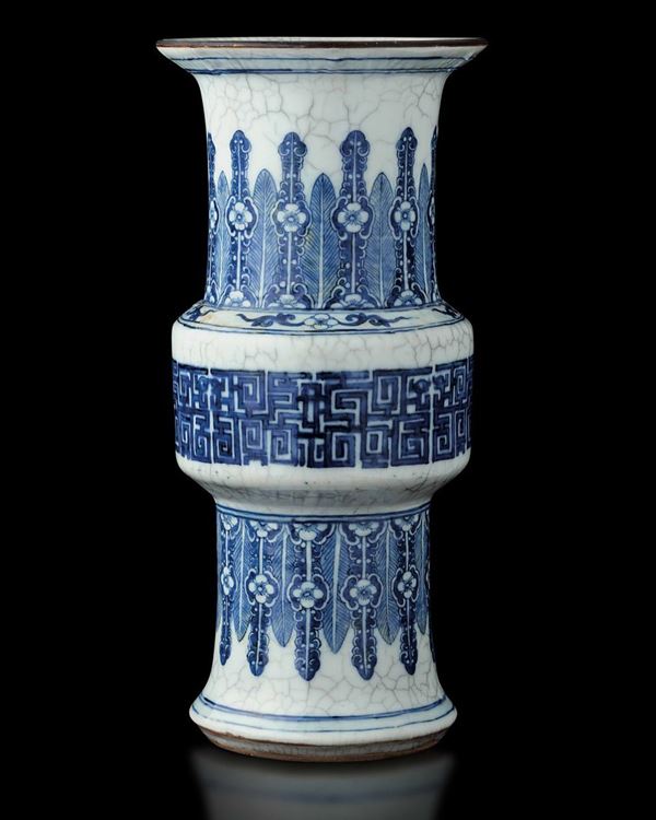 Vaso Gu in porcellana con decoro d'ispirazione arcaica sui toni del bianco e del blu, Cina, Dinastia Qing, XIX secolo