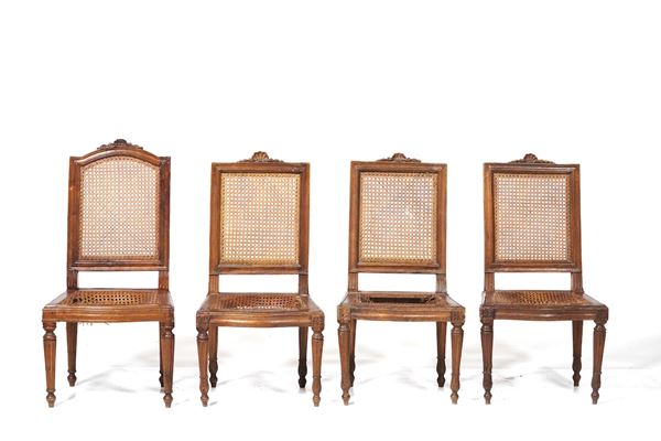 Gruppo di quattro sedie in legno intagliato