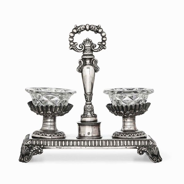 Saliera in argento primo titolo fuso e cesellato e vetro molato. Parigi prime metà del XIX secolo (bollo dell’argentiere consunto di difficile lettura)