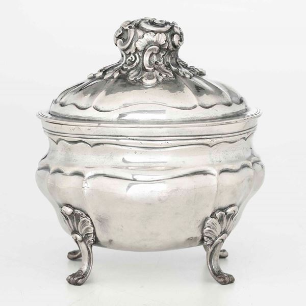 Zuccheriera in argento fuso, sbalzato e cesellato in stile settecentesco genovese. XX secolo