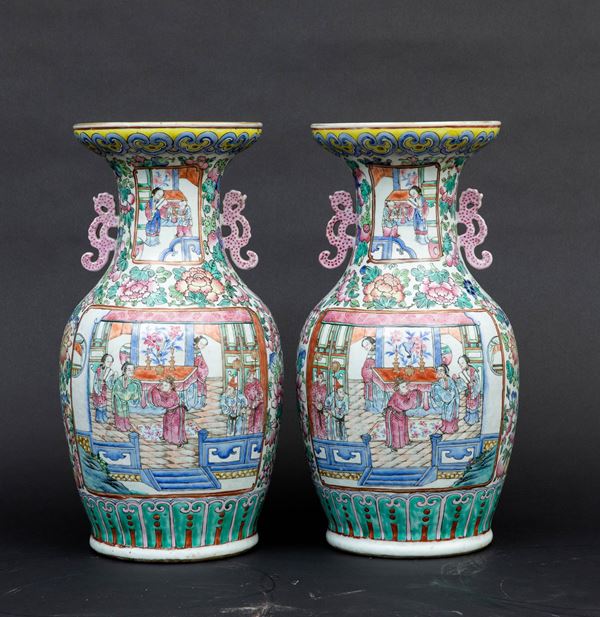 Coppia di vasi in porcellana Famiglia Rosa con scene di vita comune entro riserve, decori floreali e anse sagomate, Cina, Dinastia Qing, XIX secolo
