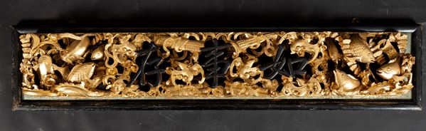 Lotto composto da un pannello in legno laccato e da un fregio in legno intagliato e dorato con soggetti naturalistici e iscrizioni, Cina, Dinastia Qing, XIX secolo