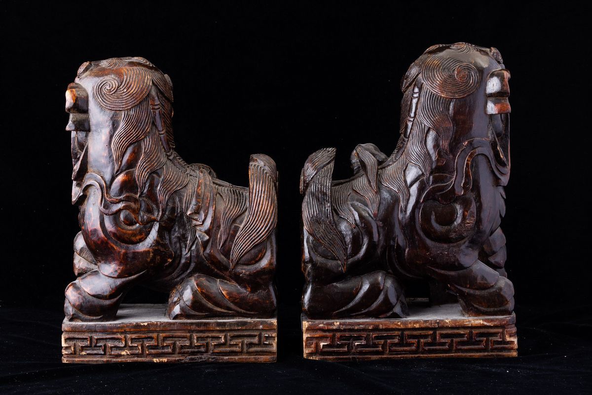 Coppia di Cani di Pho Scolpiti in Legno, Cina, Dinastia Qing, XIX Secolo