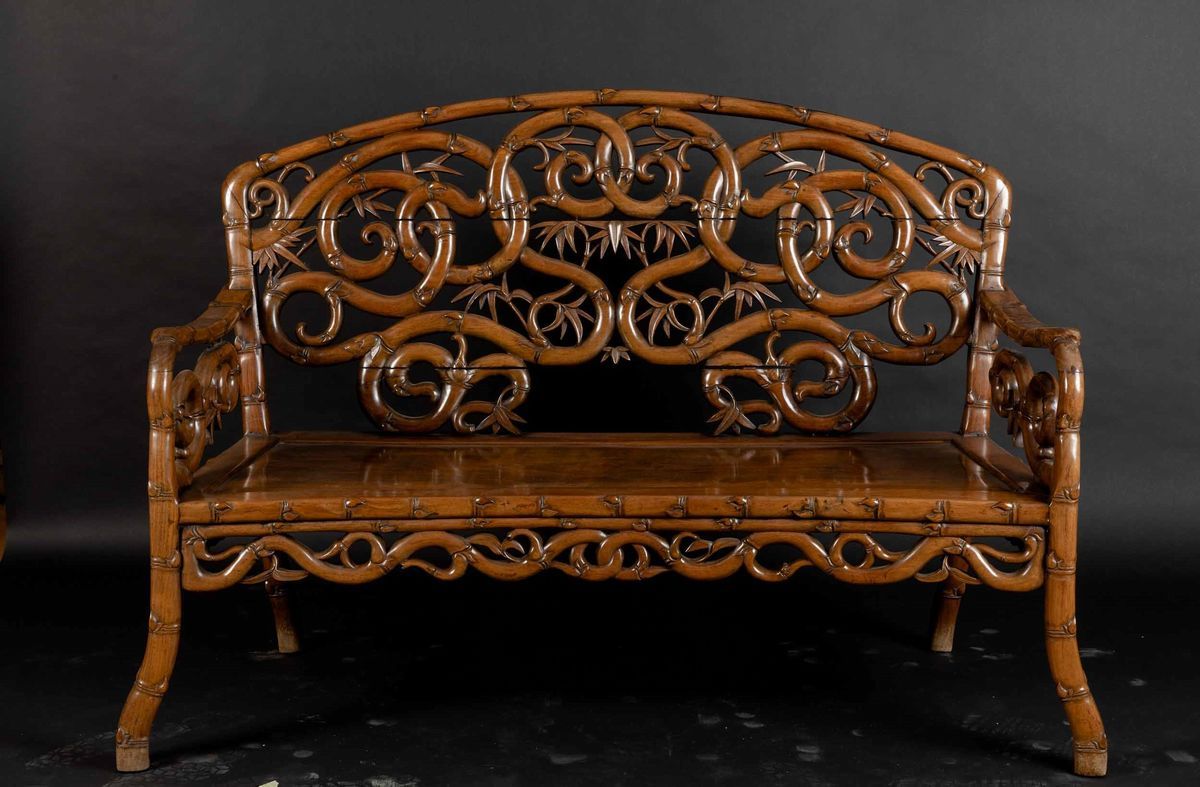Salotto Composto da Divano e Due Poltrone in Legno di Huanghuali con Decori a Volute Vegetali, Ci...