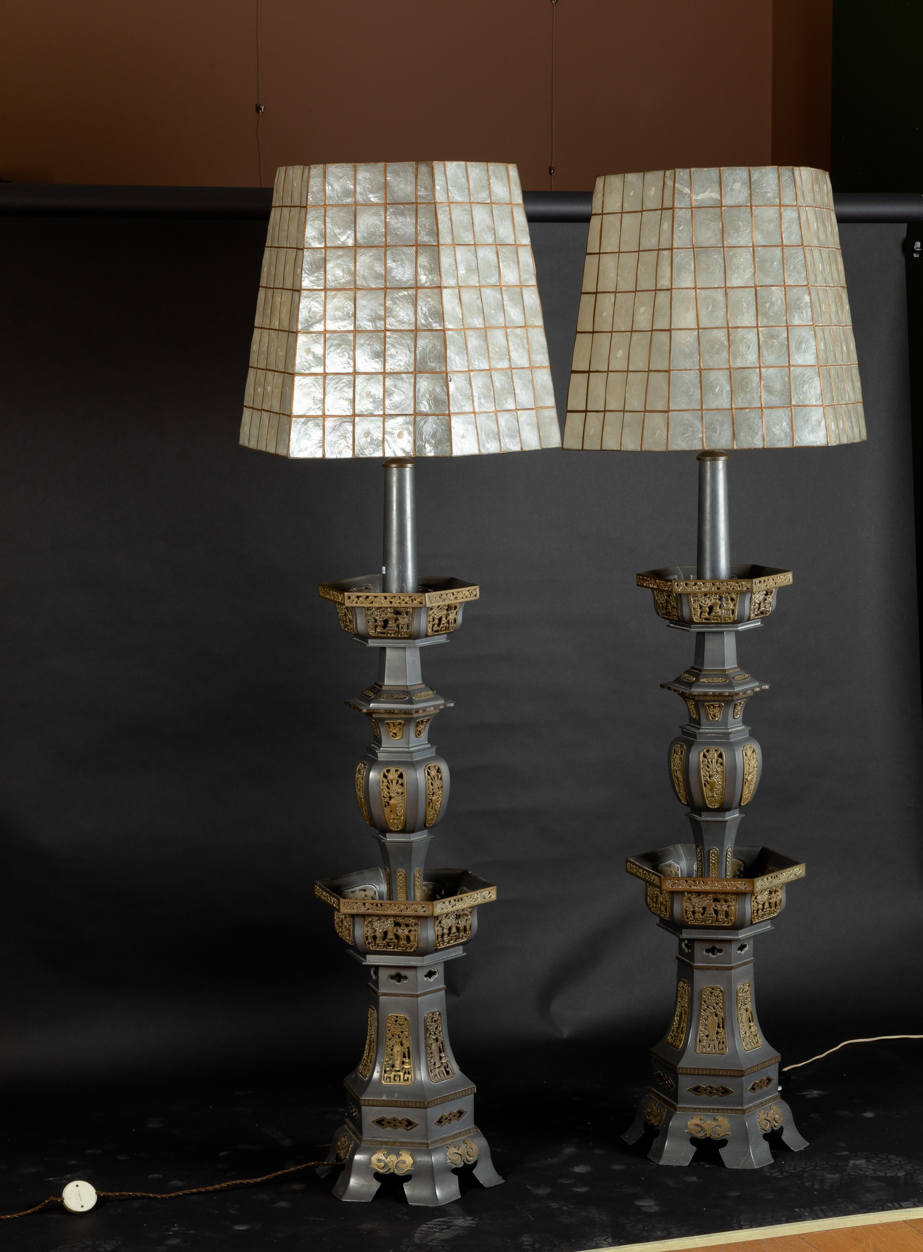 Coppia di Lampade da Terra in Metallo con Decori a Traforo, Cina, XX Secolo