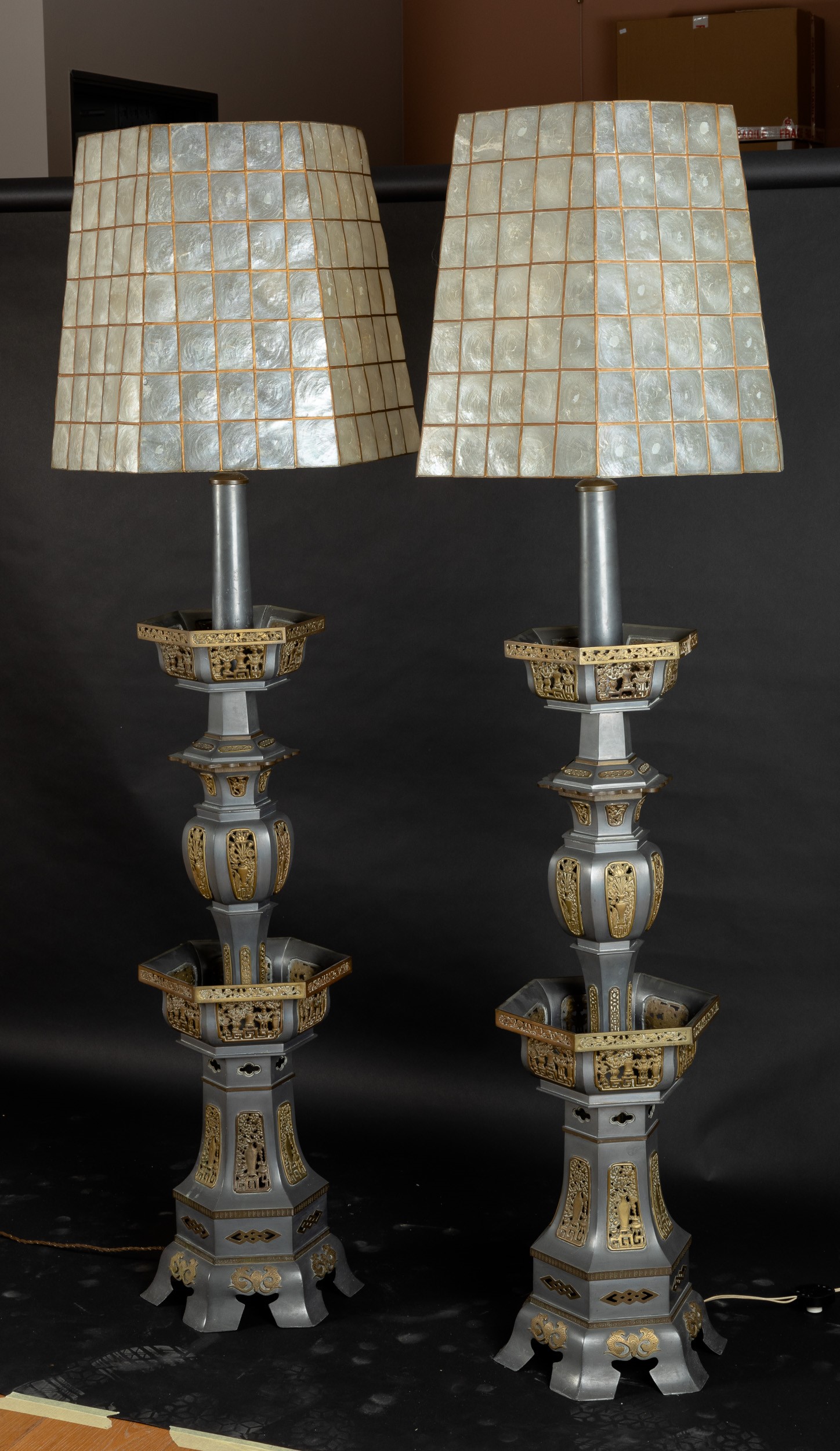 Coppia di Lampade da Terra in Metallo con Decori a Traforo, Cina, XX Secolo