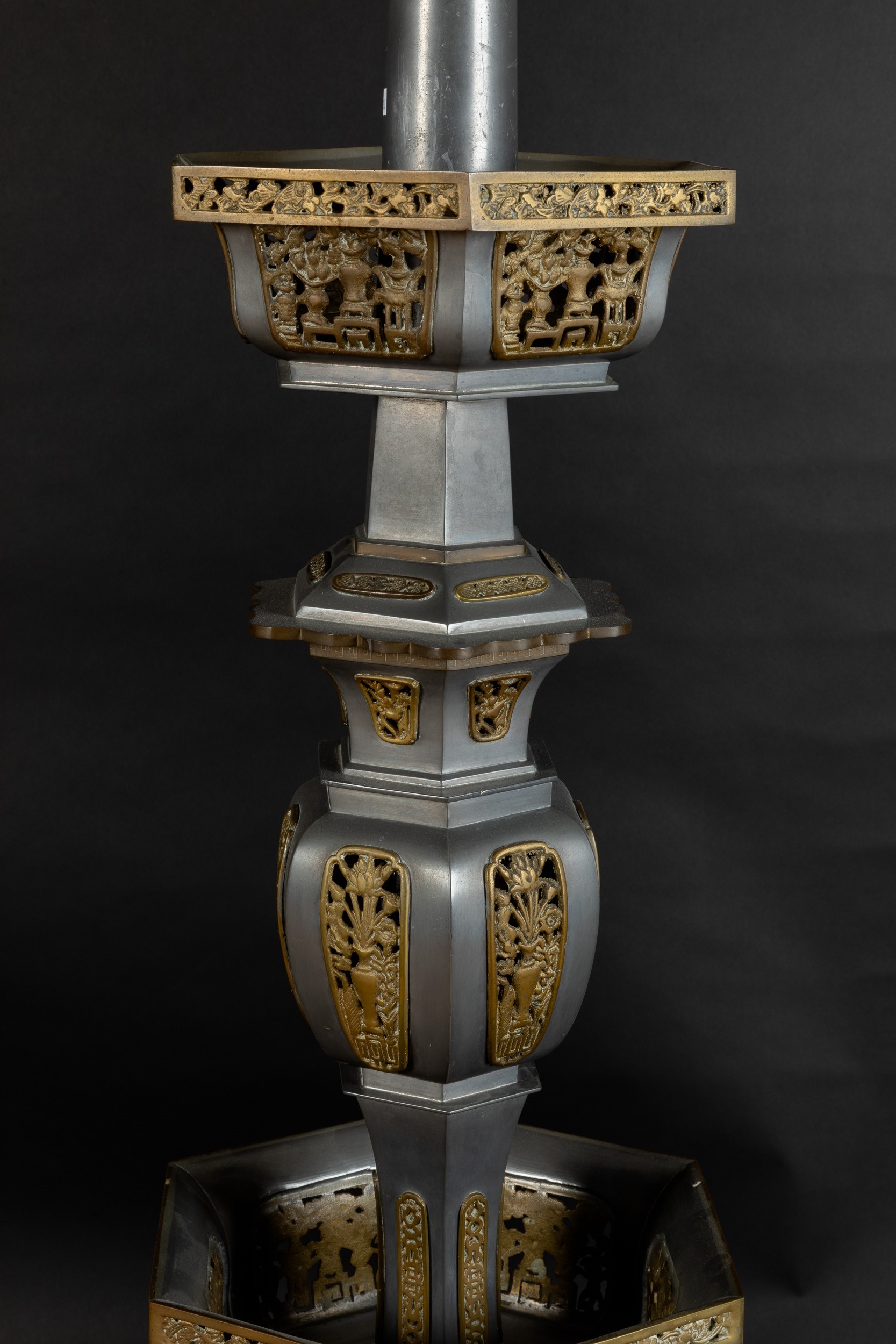 Coppia di Lampade da Terra in Metallo con Decori a Traforo, Cina, XX Secolo