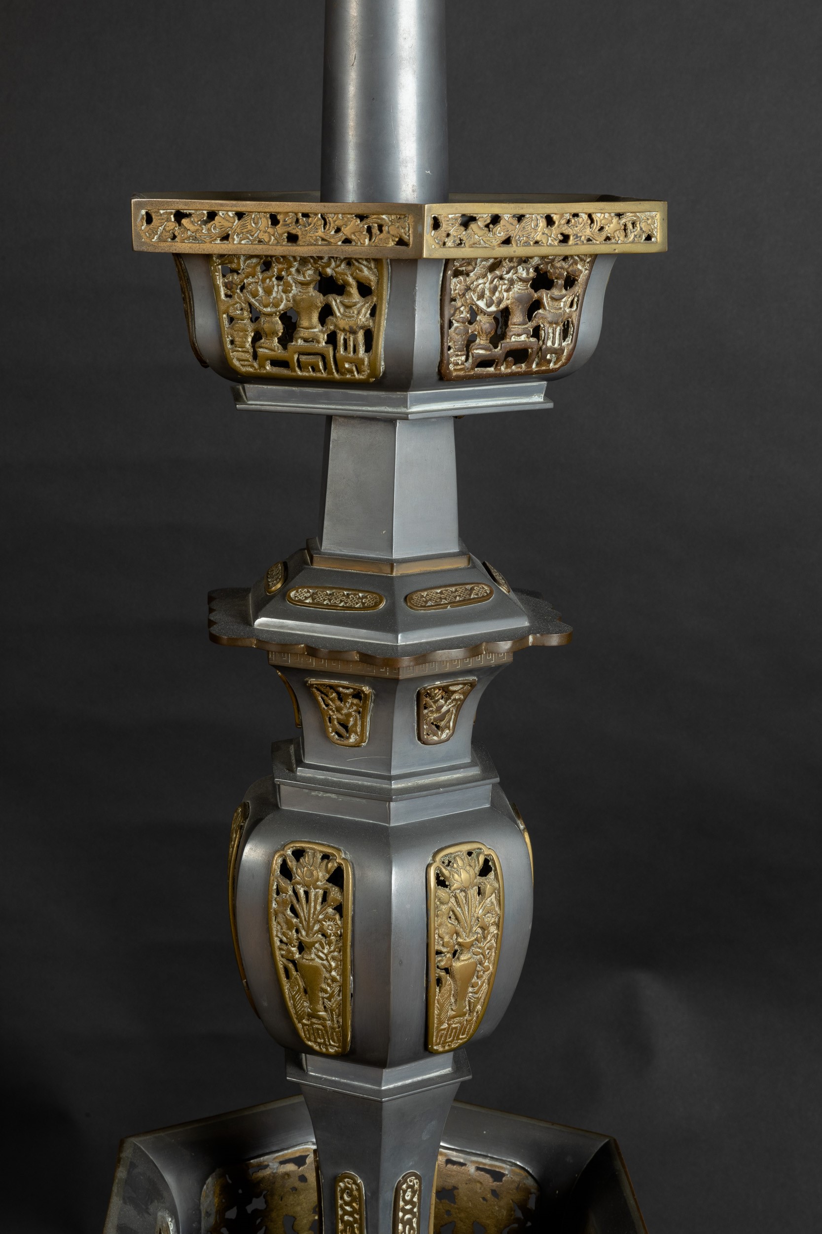 Coppia di Lampade da Terra in Metallo con Decori a Traforo, Cina, XX Secolo