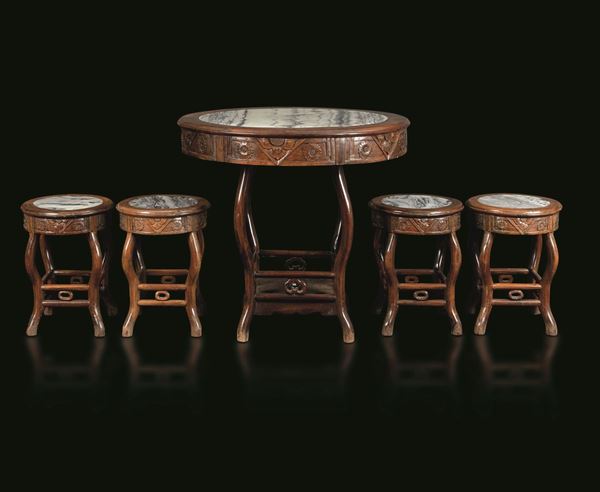 Tavolo rotondo e quattro sgabelli in legno con piano e sedute in marmo, Cina, Dinastia Qing, XIX secolo