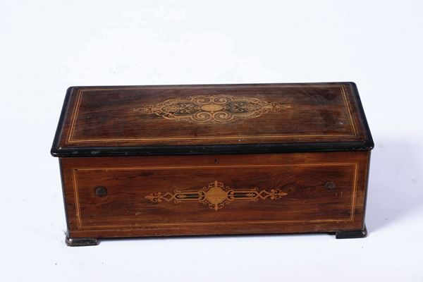 Carillon entro scatola in legno intarsiato