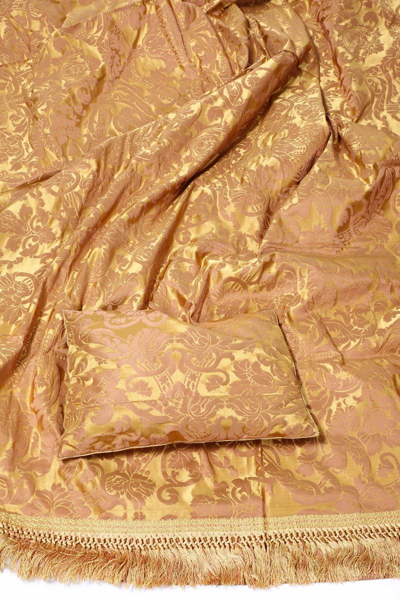Copriletto in damasco di seta giallo con piccolo cuscino  - Auction Antique April - Cambi Casa d'Aste