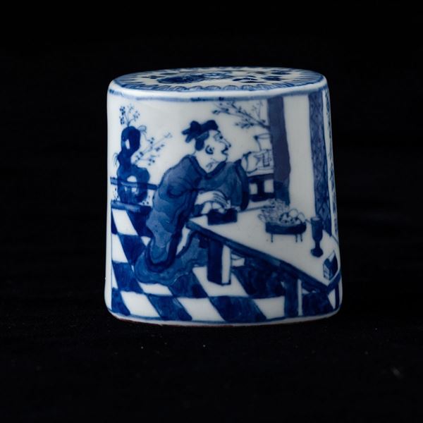 Sigillo in porcellana bianca e blu con figura di saggio, iscrizioni e decori floreali, Cina Dinastia Qing, XIX secolo