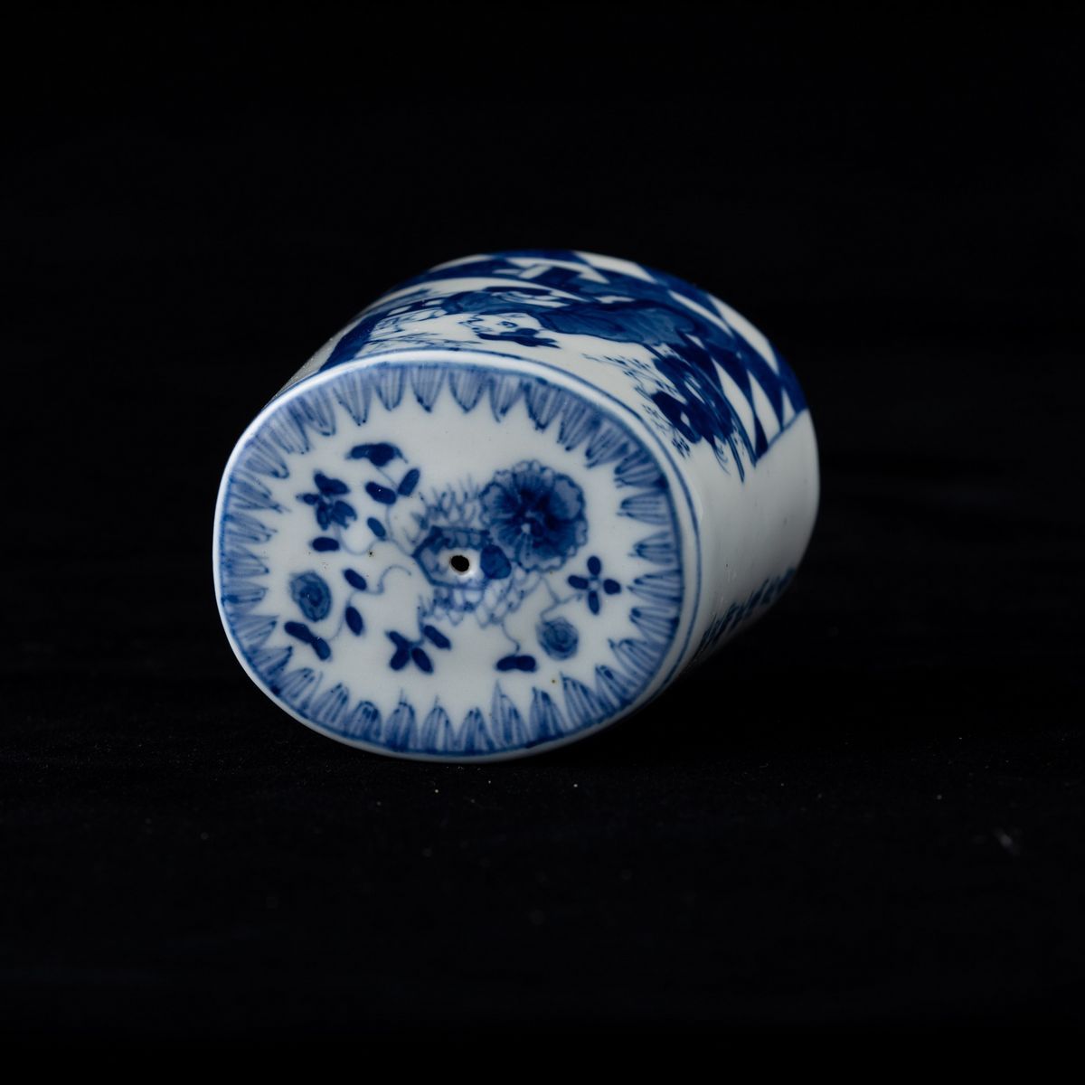 Sigillo in Porcellana Bianca e Blu con Figura di Saggio, Iscrizioni e Decori Floreali, Cina Dinas...