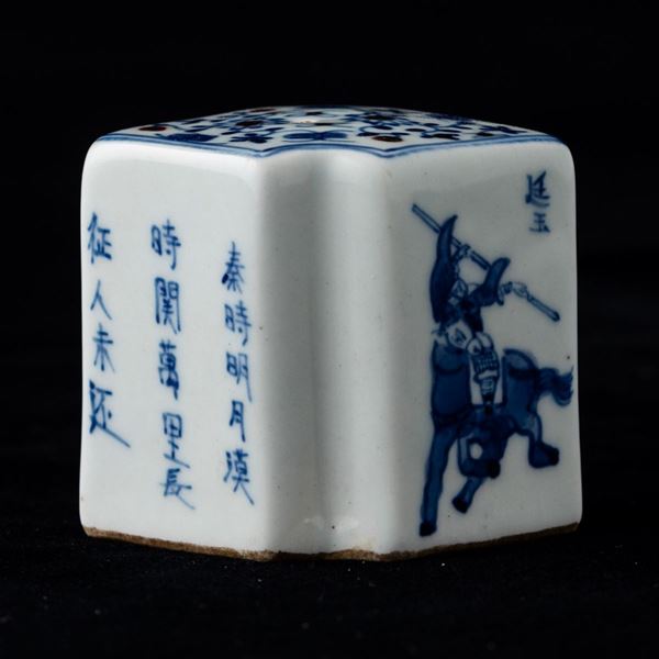 Sigillo in porcellana bianca e blu con iscrizioni, figure di cavalieri e decori floreali, Cina, Dinastia Qing, XIX secolo