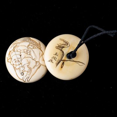 Manju Netsuke Ebisu Scolpito in Avorio Raffigurante Fanciullo e Carpa, Giappone, Fine XIX Secolo