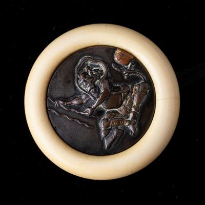 Netsuke Kagamibuta Scolpito in Avorio e Bronzo Raffigurante Dio della Pioggia, Giappone, Fine XIX...