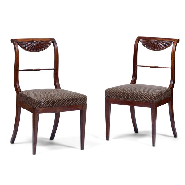 Coppia di sedie in legno intagliato. XIX secolo
