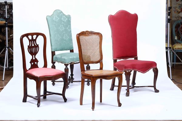 Quattro sedie diverse in legno