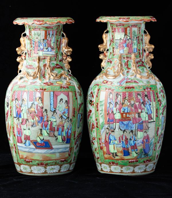 Coppia di vasi in porcellana Famiglia Rosa con scene di vita comune entro riserve, decori floreali e figure di draghetti a rilievo, Cina, Dinastia Qing, XIX secolo