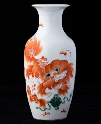 Vaso in Porcellana con Figura di Cane di Pho e Iscrizioni, Cina Dinastia Qing, XIX Secolo