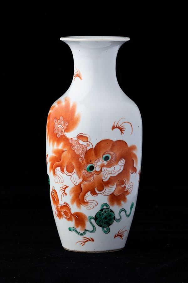 Vaso in porcellana con figura di cane di Pho e iscrizioni, Cina Dinastia Qing, XIX secolo