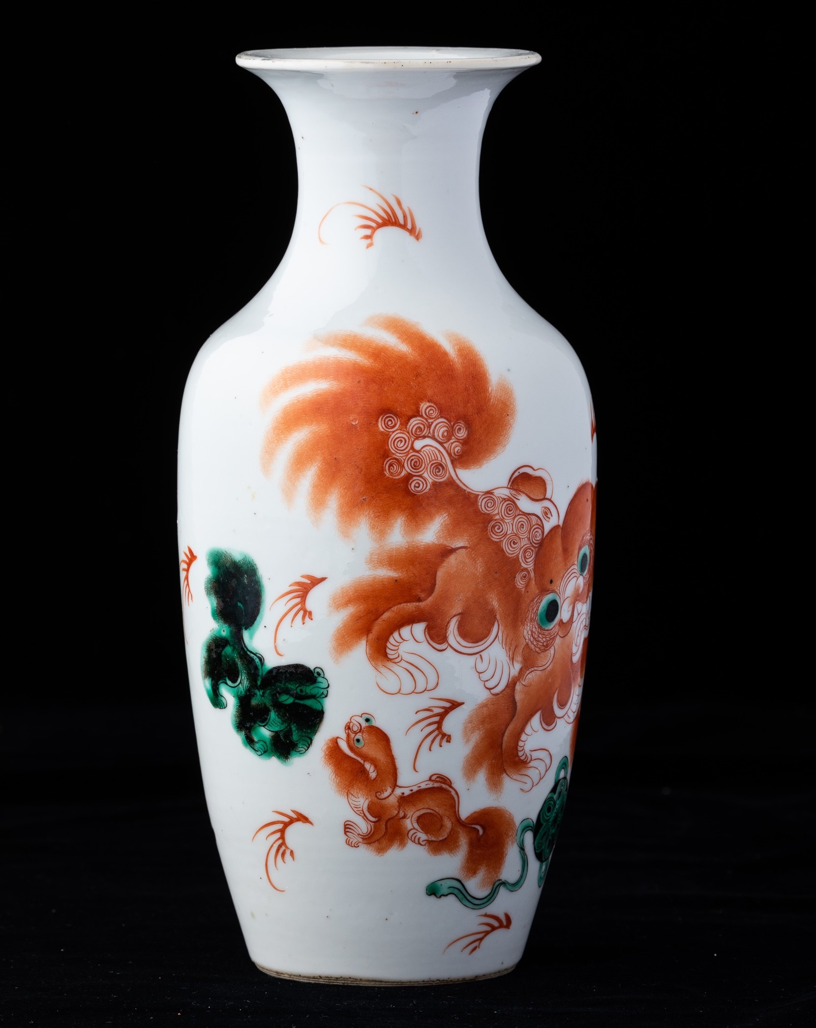 Vaso in Porcellana con Figura di Cane di Pho e Iscrizioni, Cina Dinastia Qing, XIX Secolo