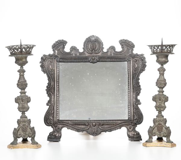 Coppia di candelieri in metallo sbalzato argentato, cartagloria con specchio,  due acquasantiere in metallo argentato XVIII-XIX secolo