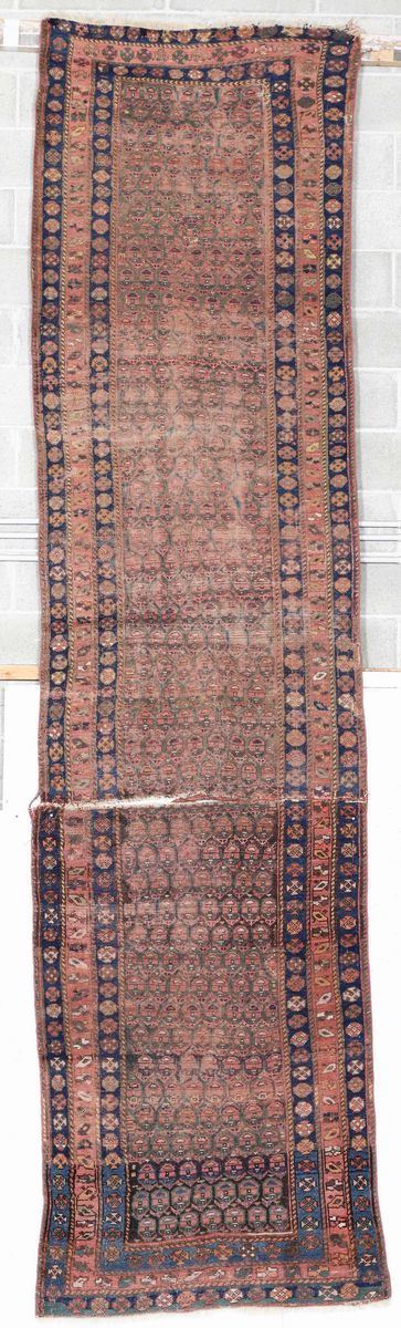 Lotto di due tappeti, una passatoia Persia inizio XX secolo, un tappeto Baluch inizio XX secolo