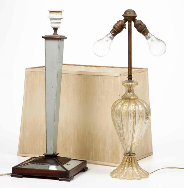 Lampada con fusto in vetro di Murano con inclusioni in oro, anni 40-50 e lampada deco con fusto in legno rivestiti di specchi
