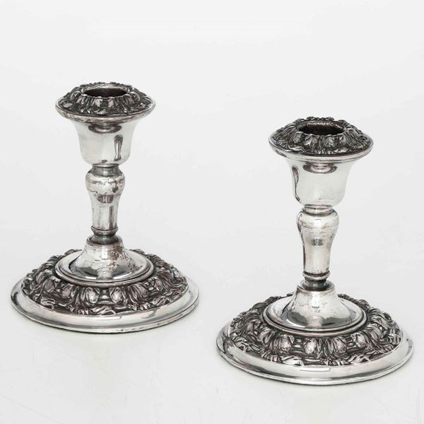 Coppia di piccoli candelieri in metallo argentato. XX secolo