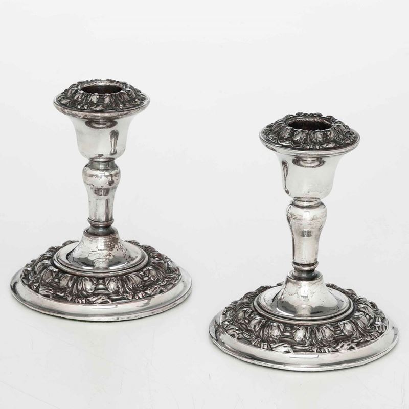 Coppia di piccoli candelieri in metallo argentato. XX secolo  - Asta Argenti - Cambi Casa d'Aste