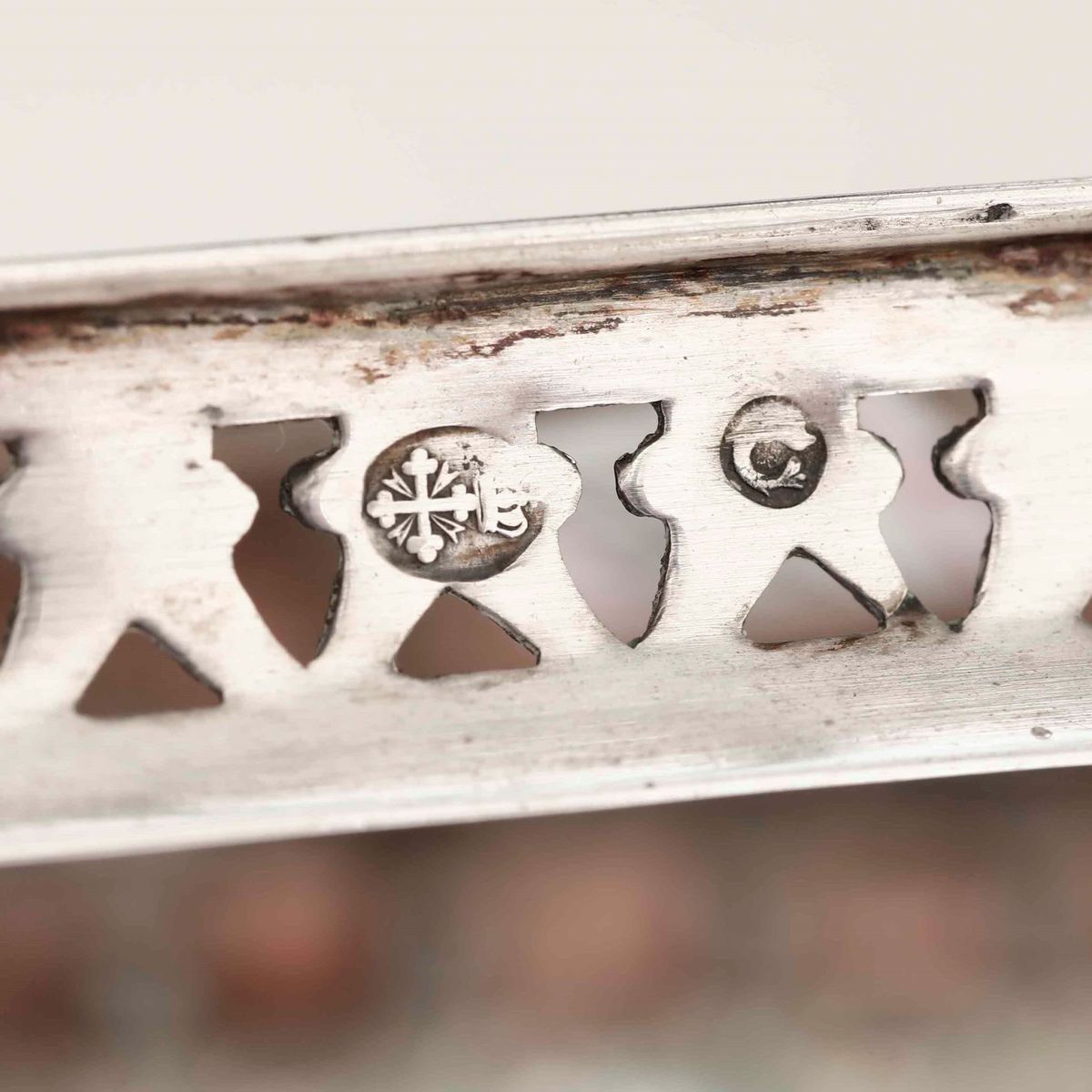 Acetoliera. Argento Fuso, Sbalzato e Traforato. Genova XIX Secolo. Marchio con Delfino e Croce Ma...