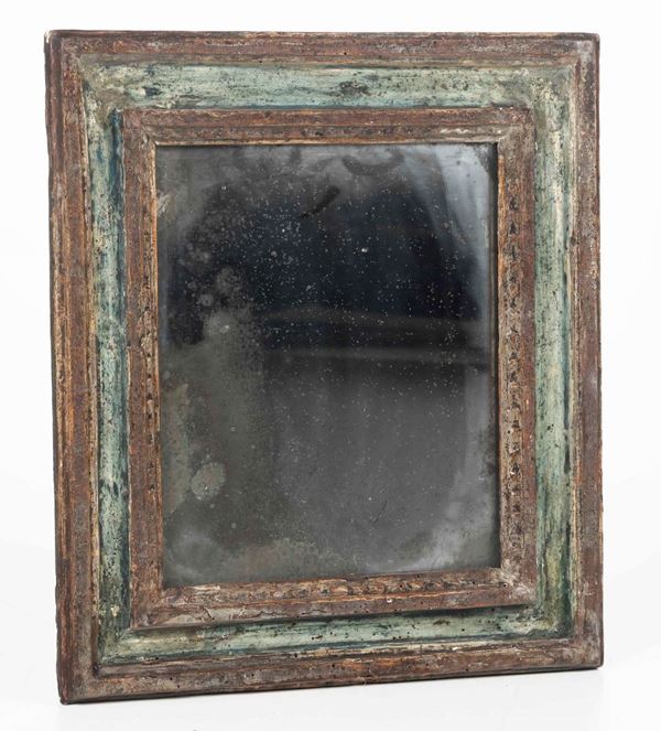 Piccola specchiera in legno laccato. Italia centrale XVII-XVIII secolo
