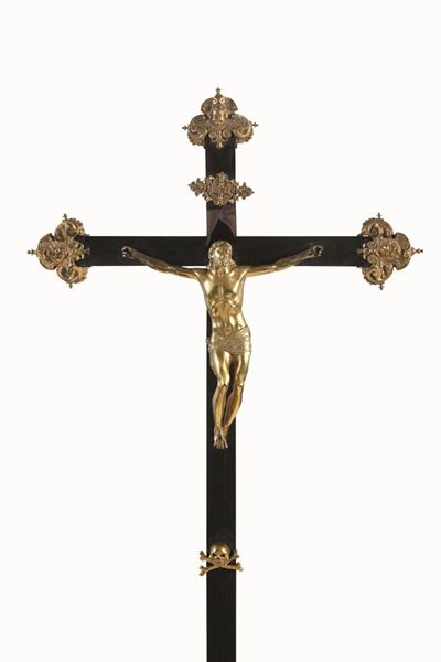 Croce da Meditazione con Cristo e Finali in Bronzo Cesellato e Dorato. Arte Barocca Fiorentina, X...