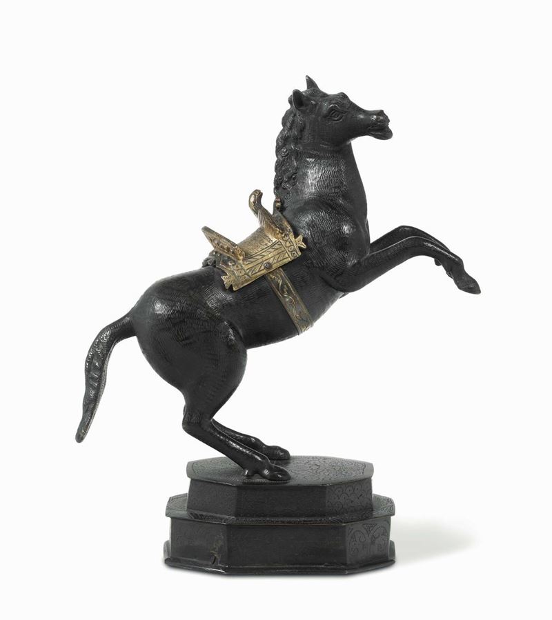 Cavallo rampante in bronzo fuso, cesellato e dorato. Fonditore francese del XVIII secolo  - Auction Italian Mansions - Cambi Casa d'Aste