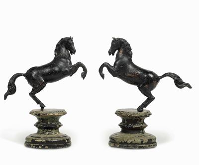 Coppia di Cavalli Rampanti in Bronzo Fuso e Cesellato. Fonditore Italiano del XVII-XVIII Secolo