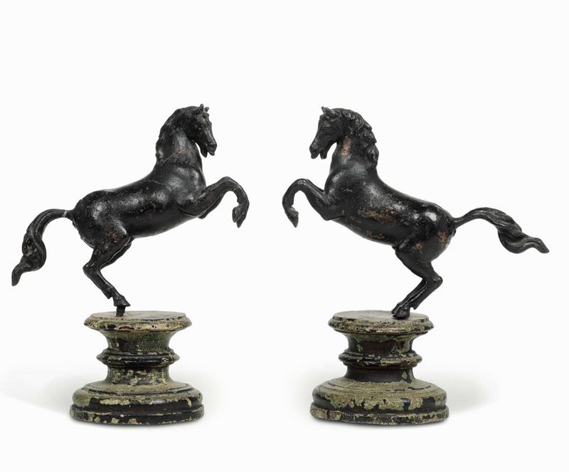 Coppia di cavalli rampanti in bronzo fuso e cesellato. Fonditore italiano del XVII-XVIII secolo  - Asta Dimore Italiane - Cambi Casa d'Aste