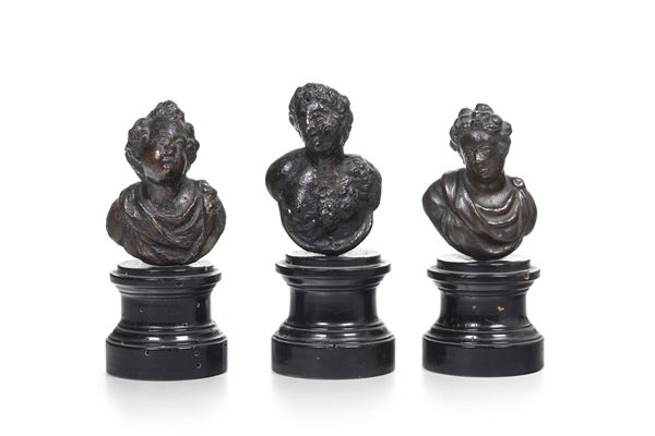 Gruppo di tre busti di fanciulli in bronzo fuso e cesellato. Fonditore italiano del XVII secolo