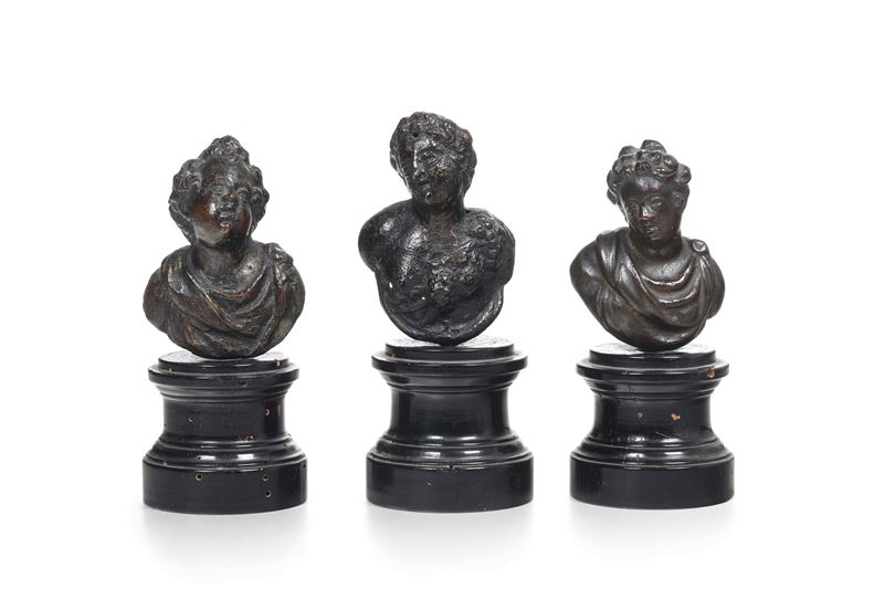 Gruppo di tre busti di fanciulli in bronzo fuso e cesellato. Fonditore italiano del XVII secolo  - Asta Dimore Italiane - Cambi Casa d'Aste