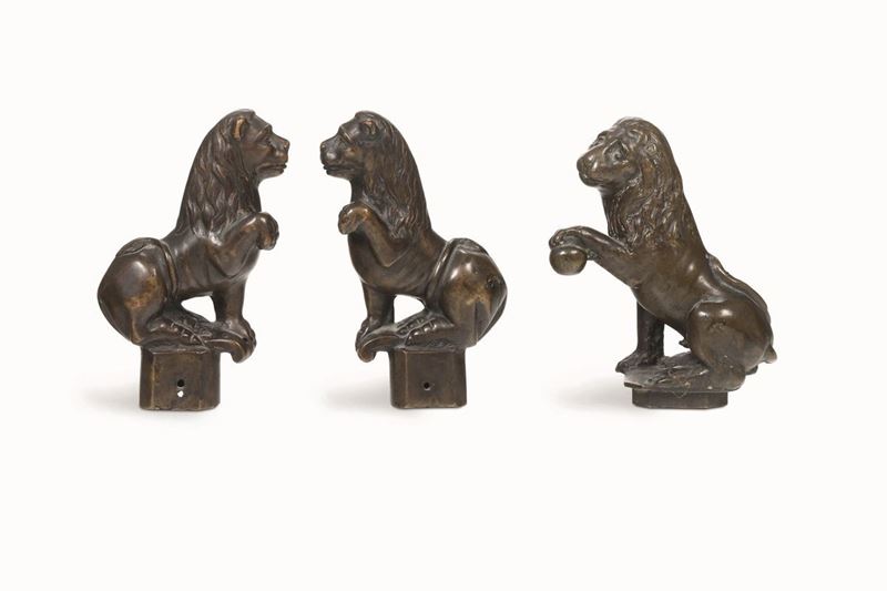 Gruppo di tre leoni rampanti in bronzo fuso e cesellato. Fonditore del XVIII-XIX secolo  - Auction Italian Mansions - Cambi Casa d'Aste