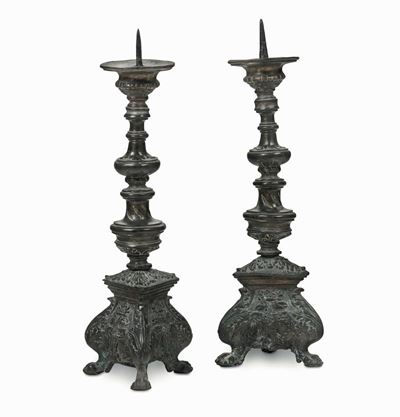 Coppia di Candelieri in Bronzo Fuso e Cesellato. Fonditore Italiano del XVII Secolo