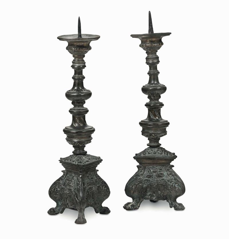 Coppia di candelieri in bronzo fuso e cesellato. Fonditore italiano del XVII secolo  - Asta Dimore Italiane - Cambi Casa d'Aste