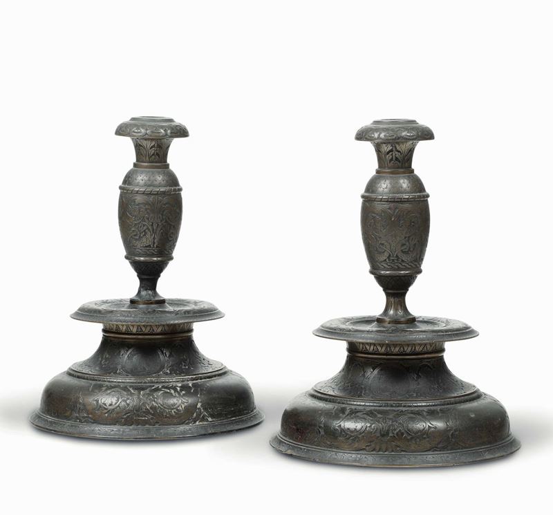 Coppia di candelieri in bronzo fuso, tornito e cesellato. Fonditore veneto del XVI-XVII secolo  - Auction Italian Mansions - Cambi Casa d'Aste