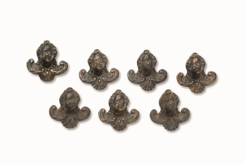 Gruppo di sette maniglie in bronzo fuso e cesellato con teste di cherubini. Italia XVII secolo  - Asta Dimore Italiane - Cambi Casa d'Aste