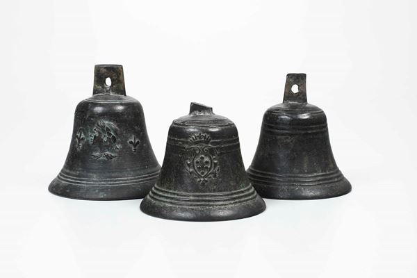 Gruppo di tre campanelli in bronzo fuso e cesellato con stemma mediceo. XVII-XVIII secolo