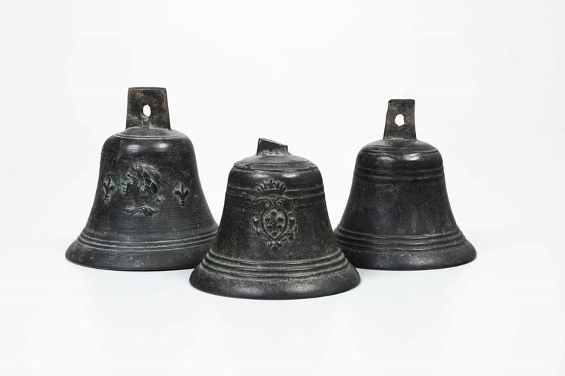 Gruppo di tre campanelli in bronzo fuso e cesellato con stemma mediceo. XVII-XVIII secolo  - Asta Dimore italiane | Cambi Time - Cambi Casa d'Aste