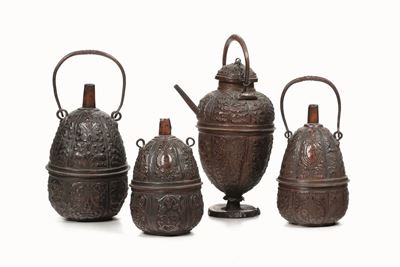 Gruppo di Tre Fiaschette e una Brocca Porta Polvere in Rame Sbalzato e Cesellato. XVII-XVIII Seco...